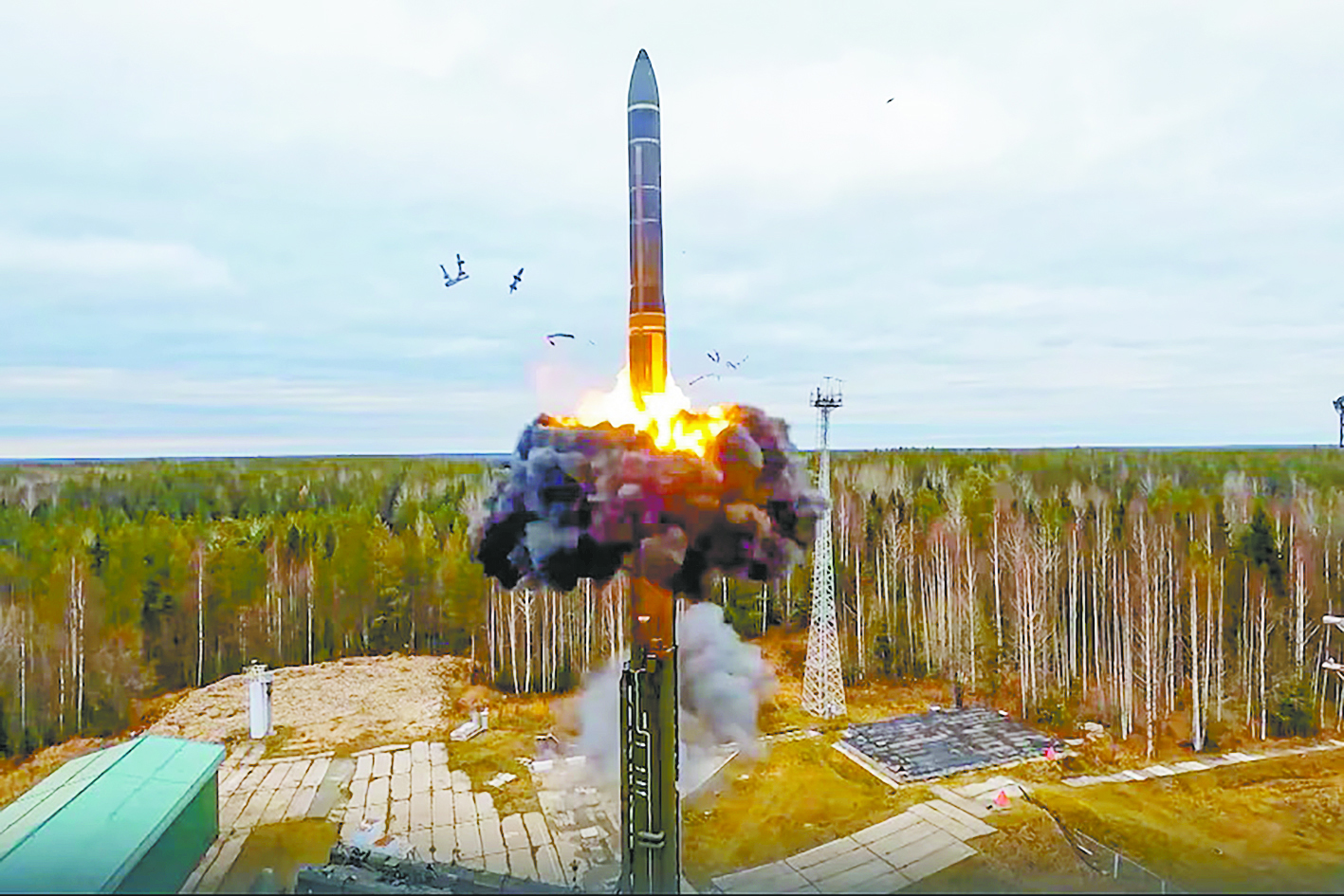 “榛树”高超音速导弹被认为沿用了“亚尔斯”洲际导弹的技术，图为“亚尔斯”导弹发射瞬间。