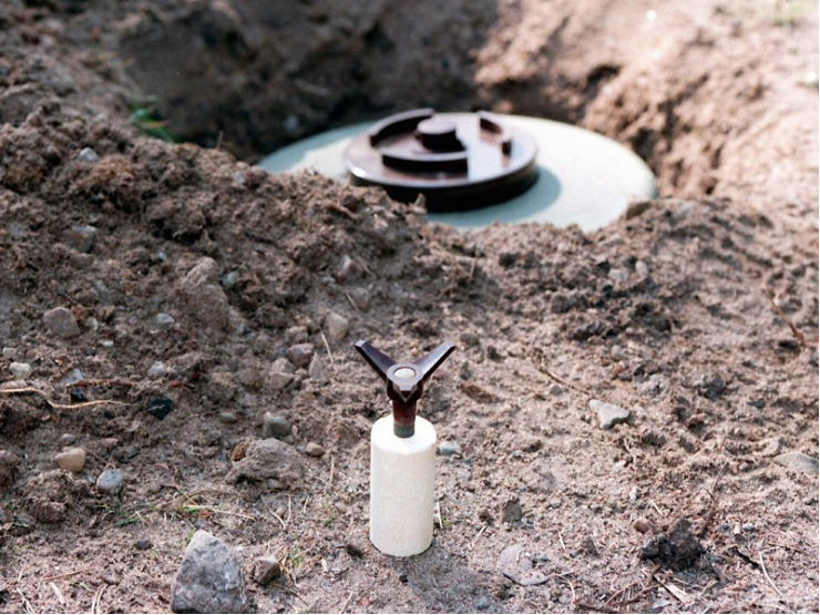 图为一枚杀伤人员地雷（前）和一枚反汽车地雷的资料图。 图源：芬兰国家广播公司