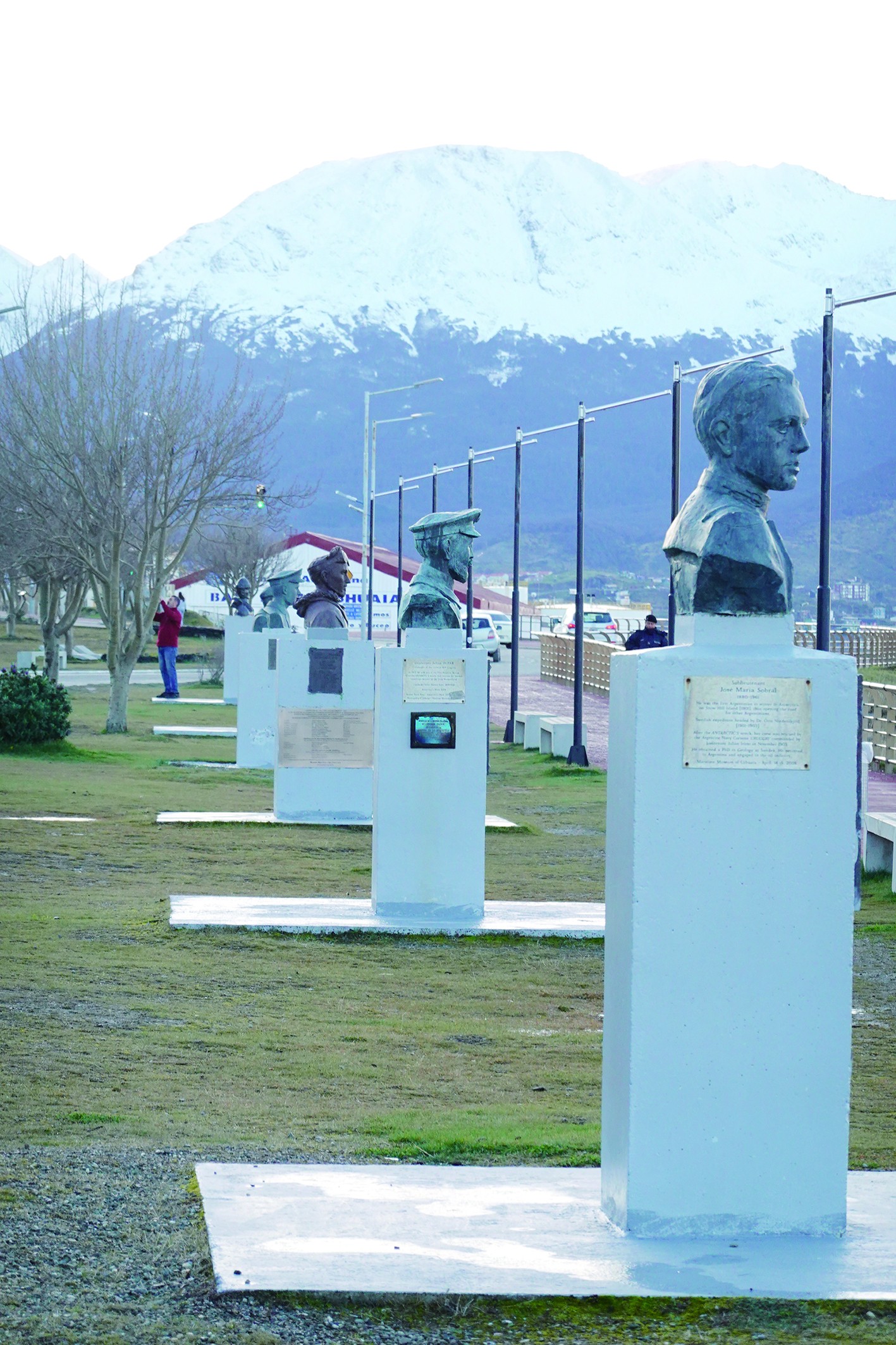 路旁雕塑向发现和探索南极的先行者致敬.