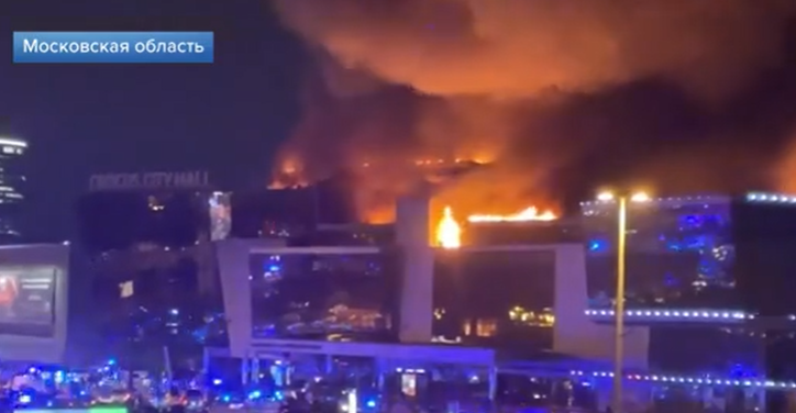 综合俄新社等多家俄媒报道,当地时间3月22日晚,俄罗斯莫斯科近郊一音乐厅发生枪击事件。枪手为几名身着迷彩服的不明身份人员,他们还投掷了手榴弹或燃烧弹,引发火灾。此图为事发现场图。图源:俄媒