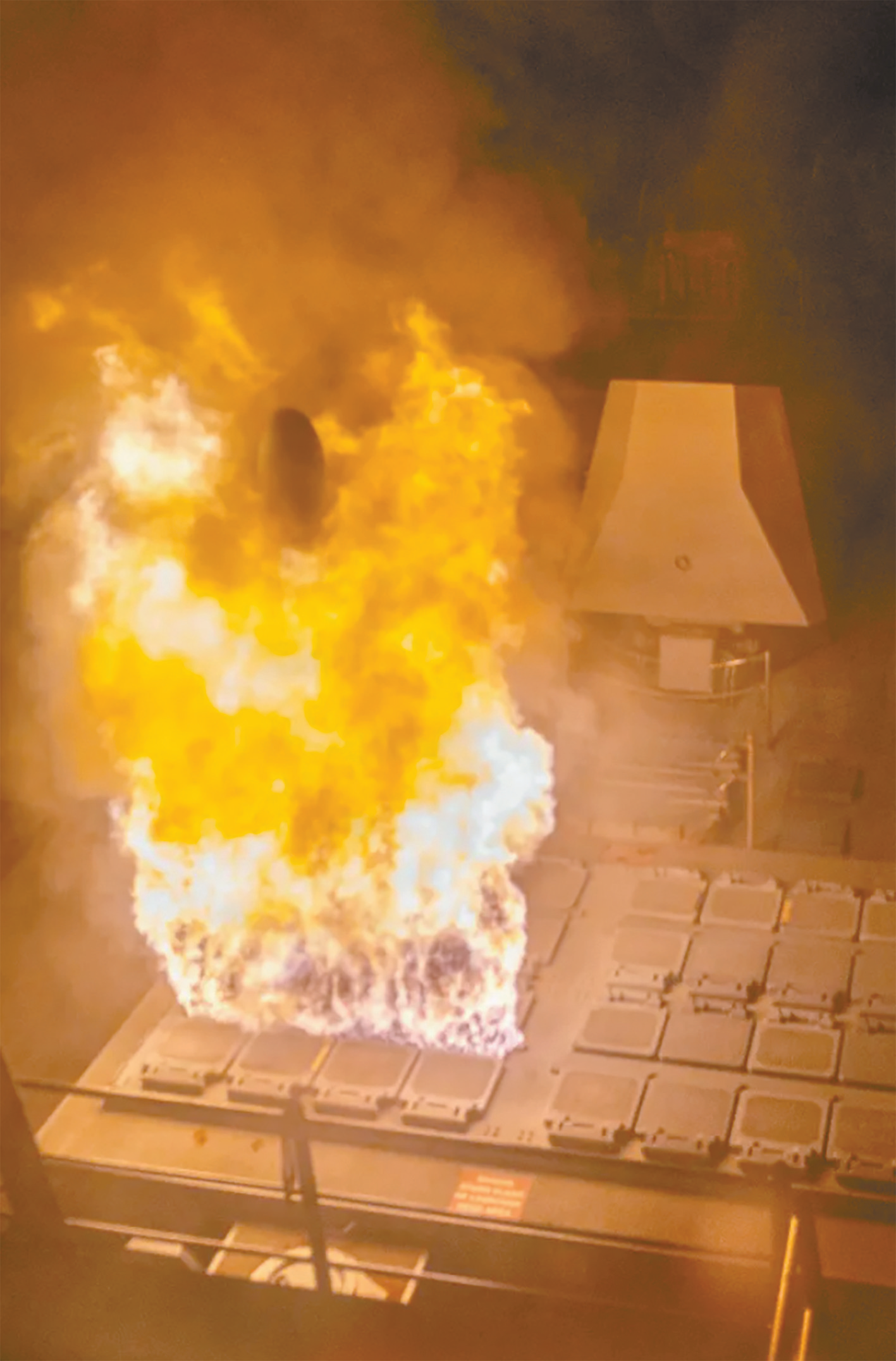 3月3日，美军驱逐舰在东地中海发射“战斧”巡航导弹。  （图源：美媒）