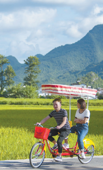 在贵州省黔西南布依族苗族自治州兴义市的万峰林景区，游客骑行游玩。尚宇杰摄（人民视觉）