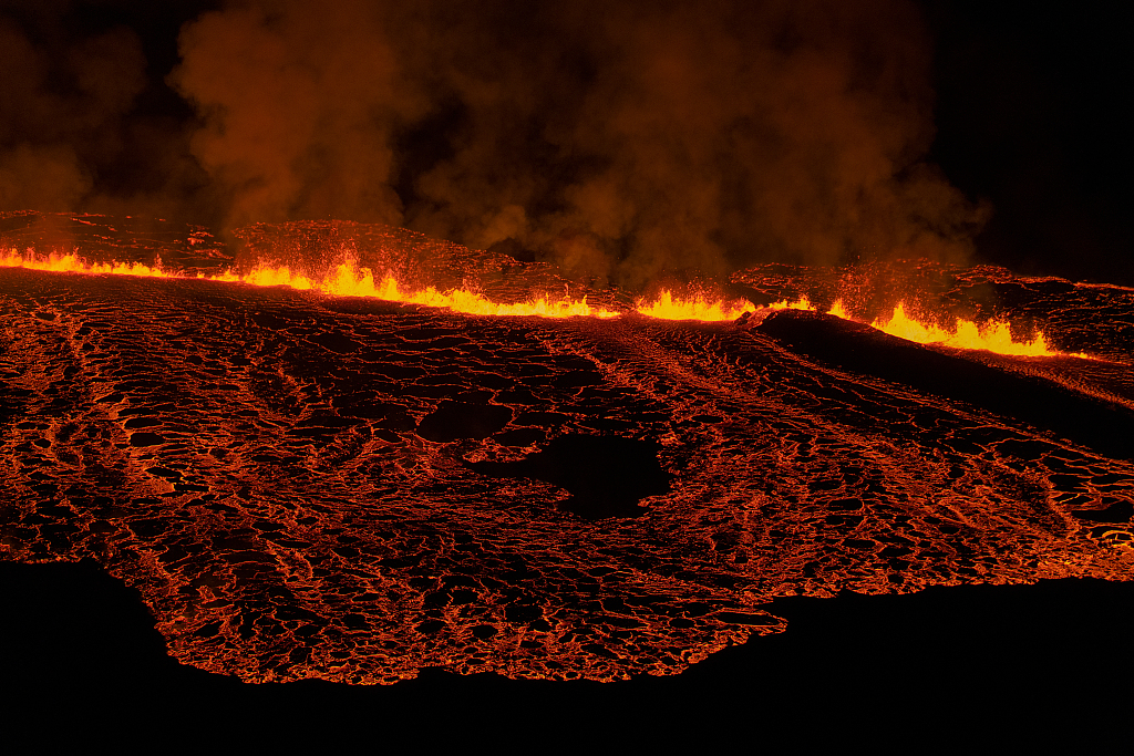 英媒冰岛火山再喷发岩浆流入小镇数千居民迁回又逃离