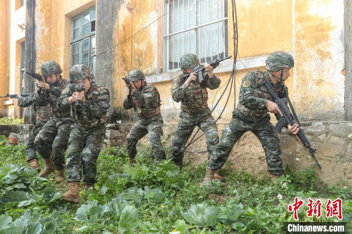 突击组确定“敌”据点，交替掩护准备突入。 刘承润 摄