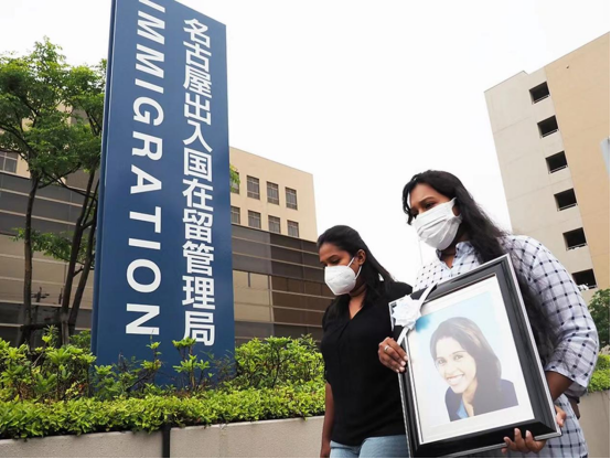 死者家属5月举着死者遗像在名古屋入国管理局抗议