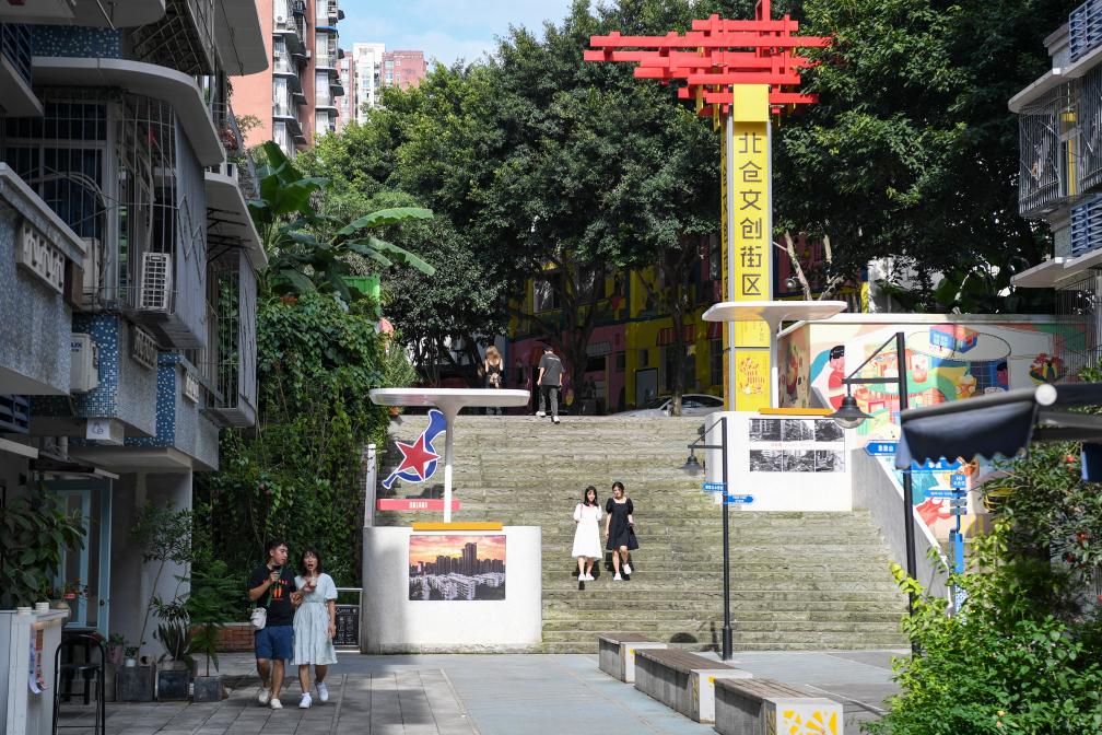 游客在重庆市江北区塔坪片区游览（2024年7月15日摄）。新华社记者 王全超 摄