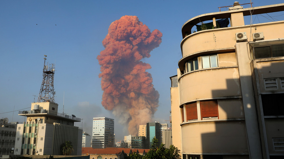 爆炸现场升起红色蘑菇云。（图源 俄罗斯RT）