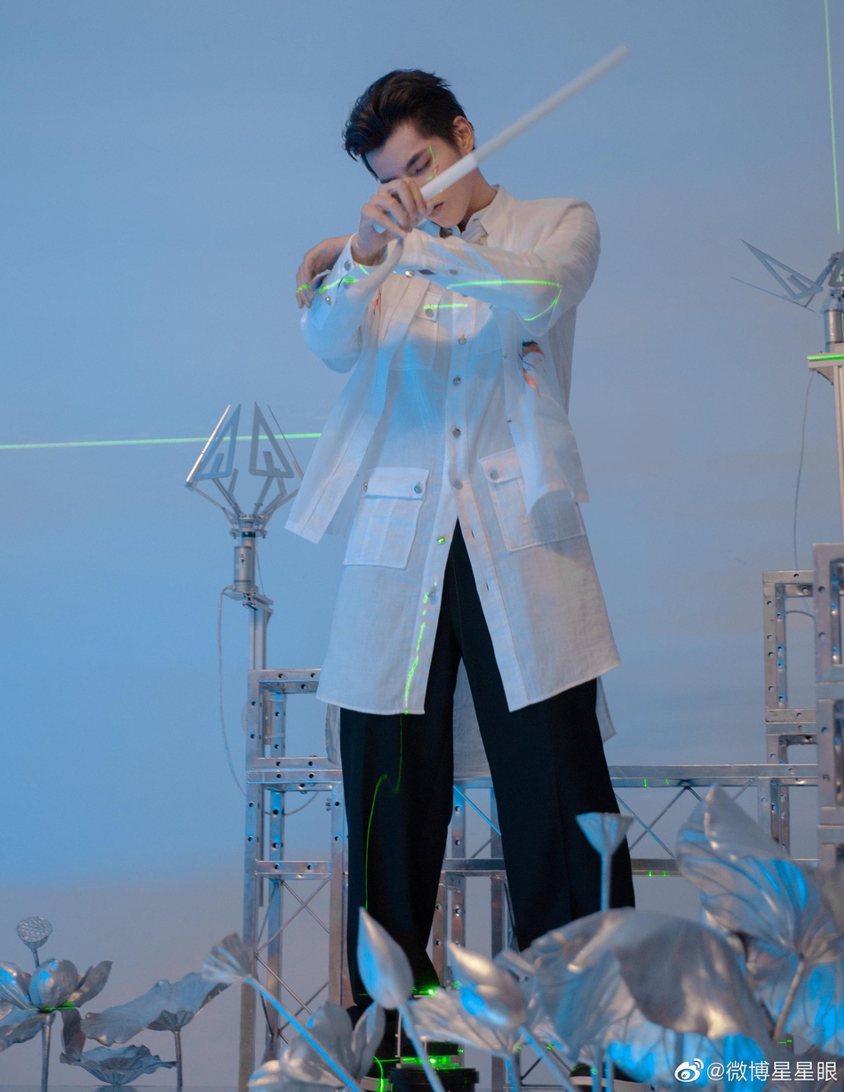 吴亦凡国风红叶妆造型曝光酷帅有型清秀儒雅