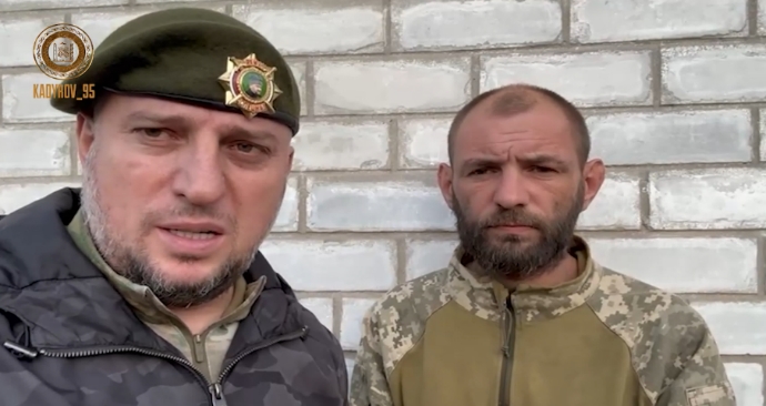 卡德罗夫11日在Telegram上所发视频中，车臣“阿赫马特”特种部队指挥官阿拉乌季诺夫（左）与一名被俘乌士兵（右）在镜头前对话的画面。