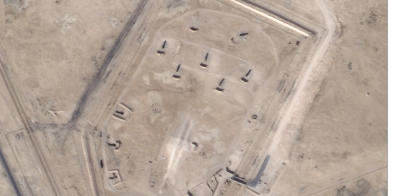 觅熵科技技术人员研判，1月25日拍摄的卫星影像显示，乌代德空军基地周边的防空掩体中，布设有爱国者导弹发射车、AN/MPQ-65 雷达车等单元组成的防空反导系统