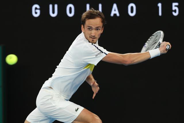 2021年2月21日,梅德韦杰夫在澳网男单决赛中回球.新华社记者白雪飞摄