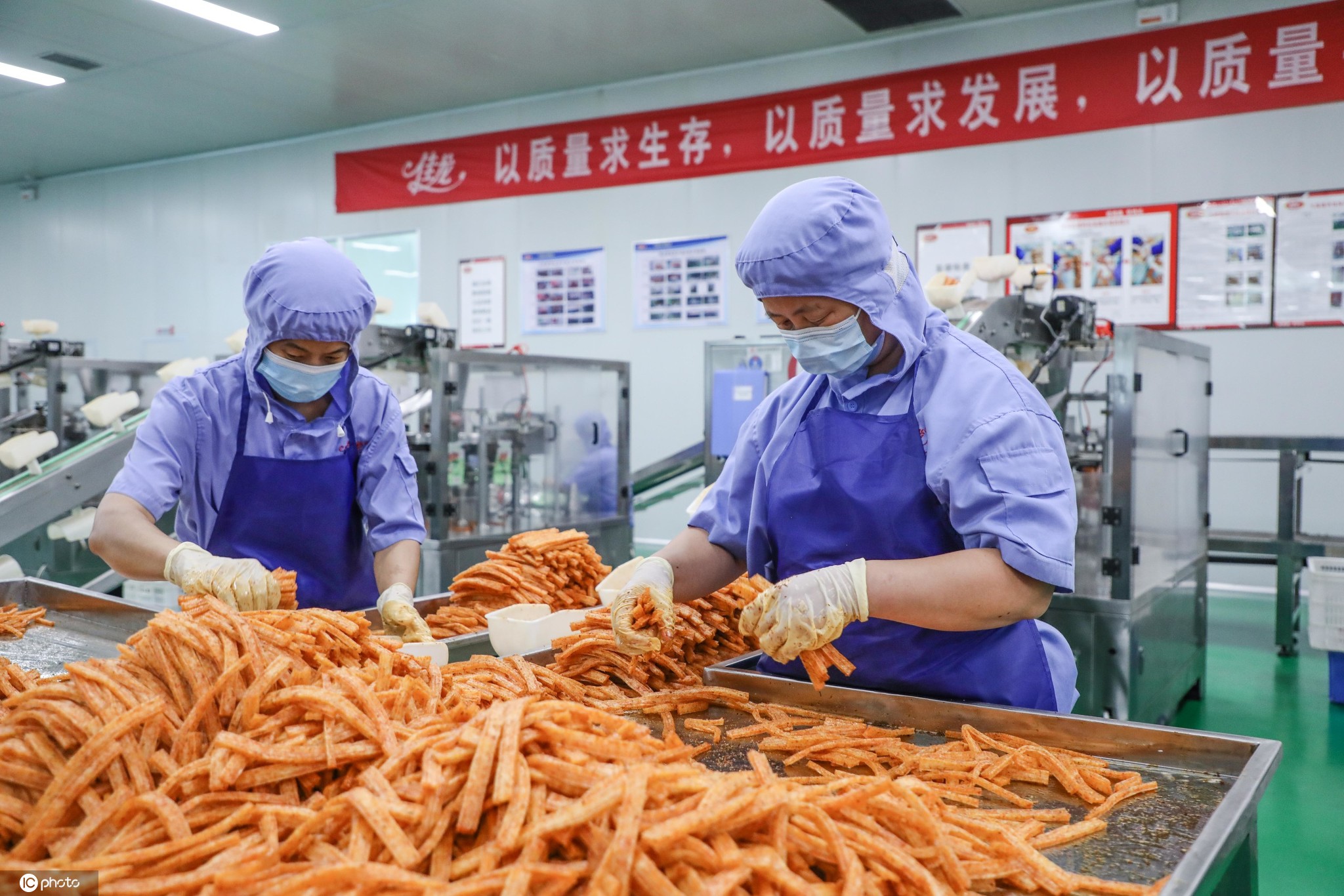 揭秘网红零食辣条制作生产过程