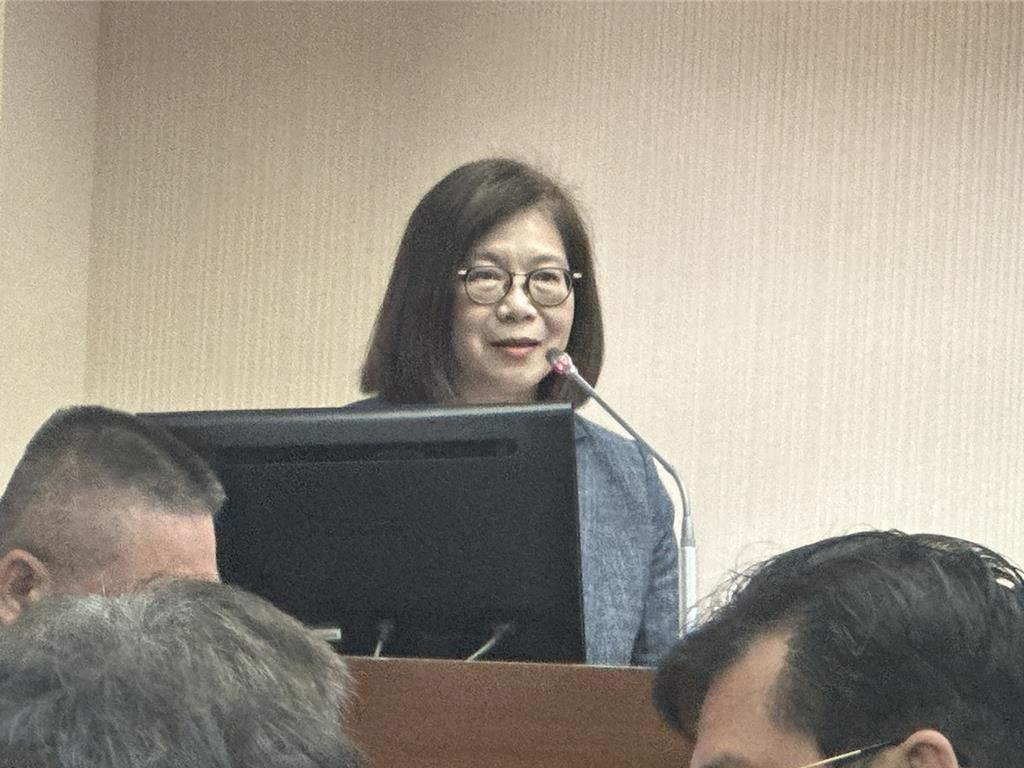 3月4日，管碧玲在台当局立法机构进行报告。图自“中时新闻网”