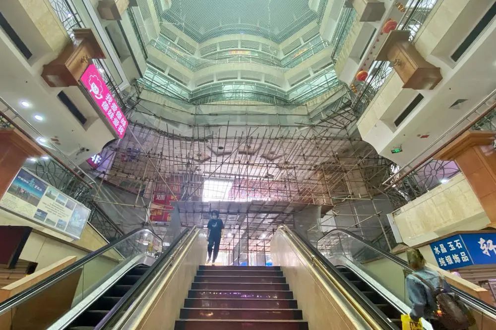 商场内架设起施工棚架