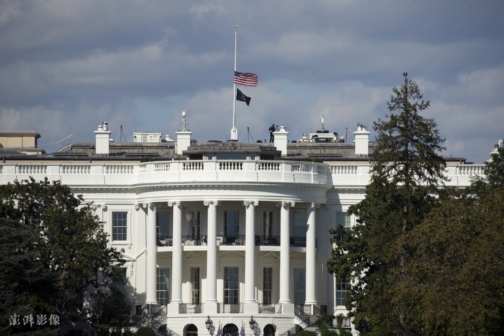 美国白宫挂两面旗图片