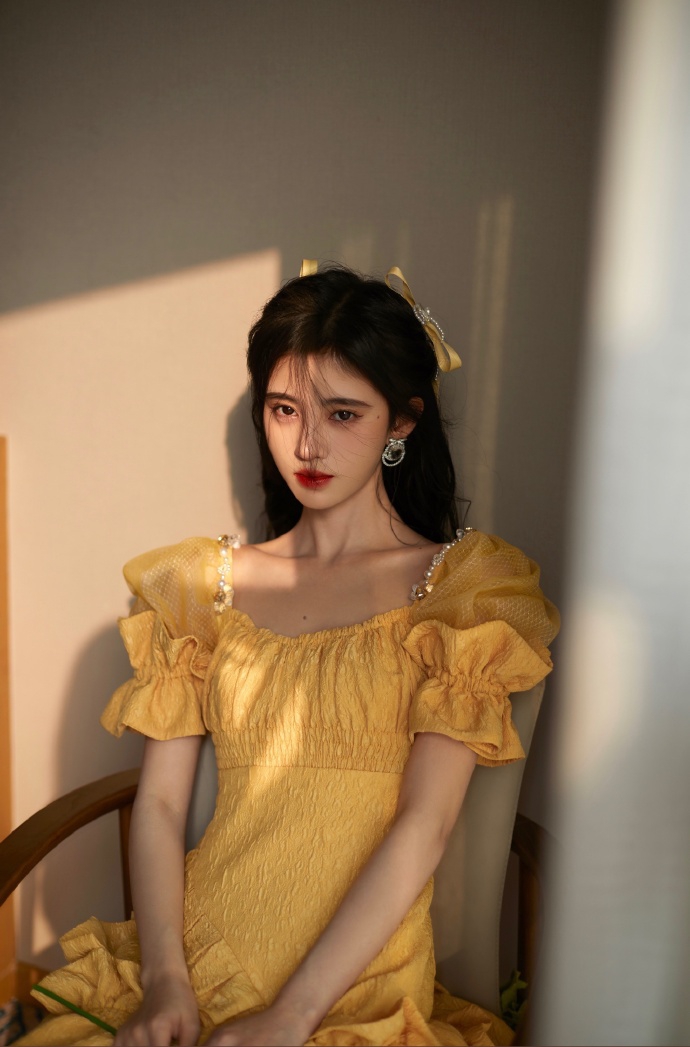 鞠婧祎穿黄色泡泡袖连衣裙 可爱十足