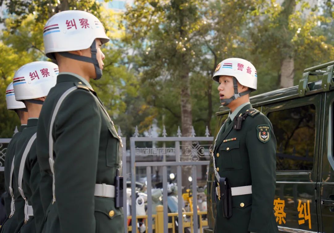 外卖小哥突遇车祸,警备纠察出手施救