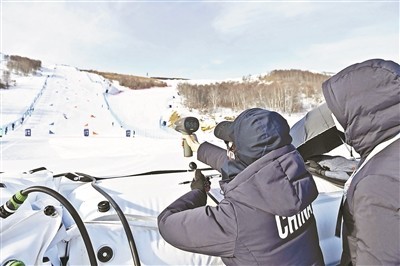 工作人员在张家口赛区云顶滑雪场平行大回转赛道前进行数据采集作业 供图/新华社