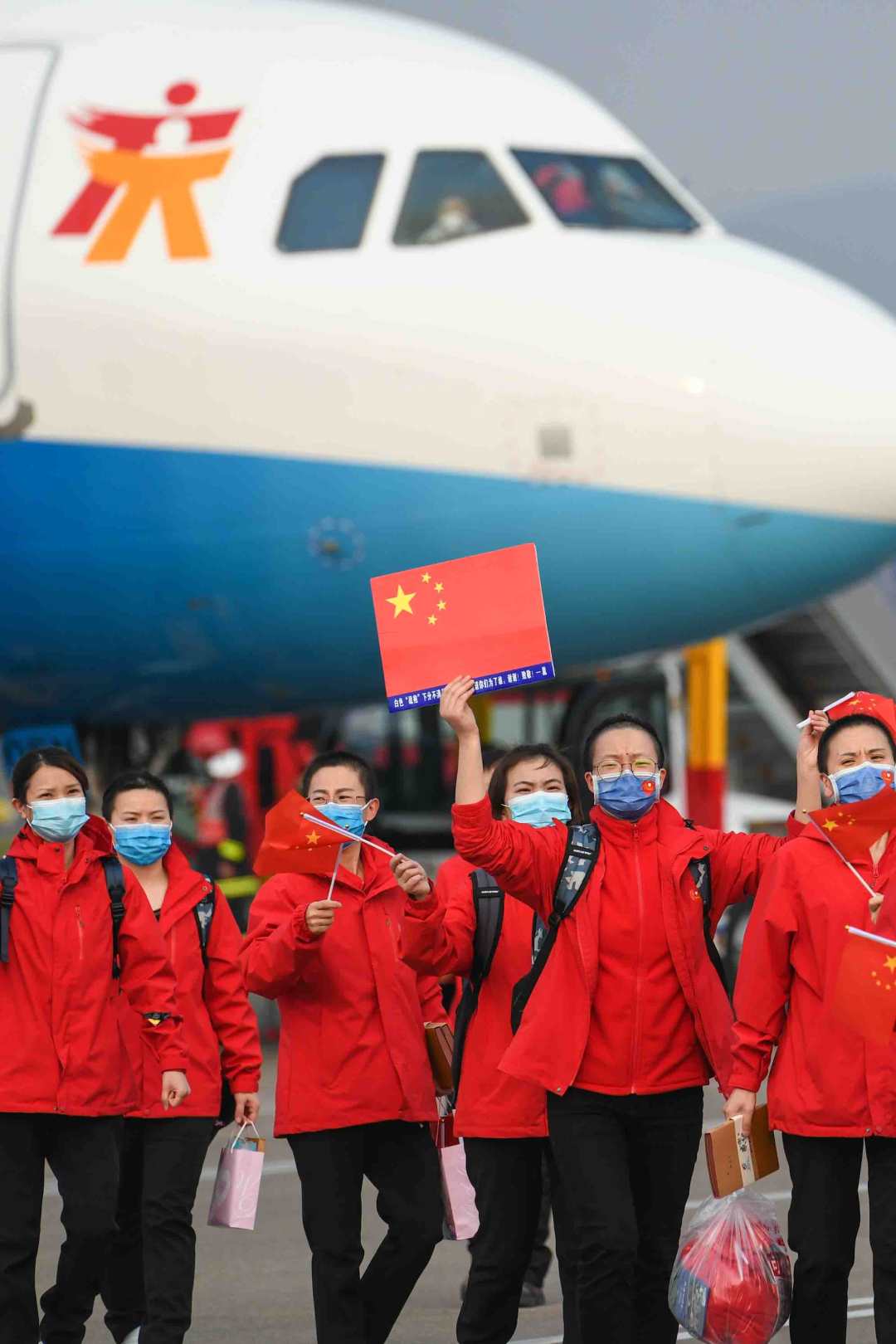 57天战疫归来接受最高礼遇重庆支援孝感的669名医疗队员回家了