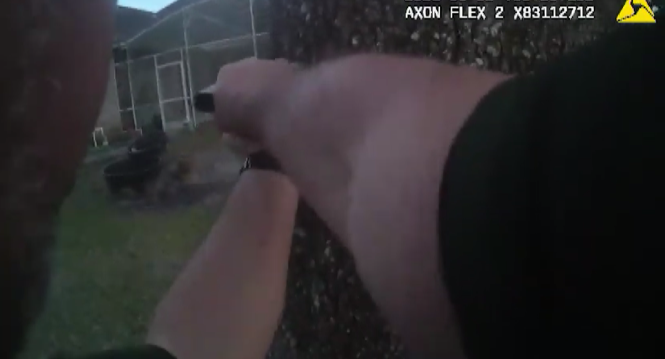 警察持枪与房中的少年对峙 视频截图