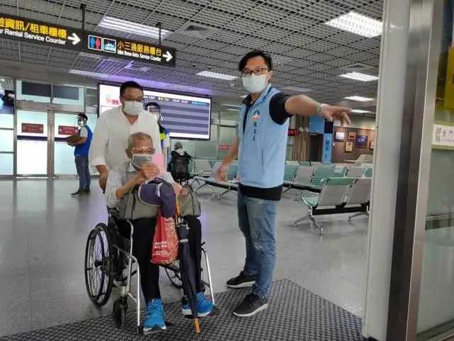 金门机场工作人员引导旅客进行病毒检测（台媒图）
