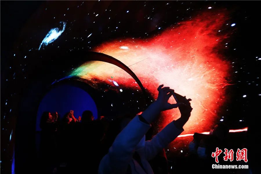 “星友们”拍摄馆内“星空”。苍雁 摄