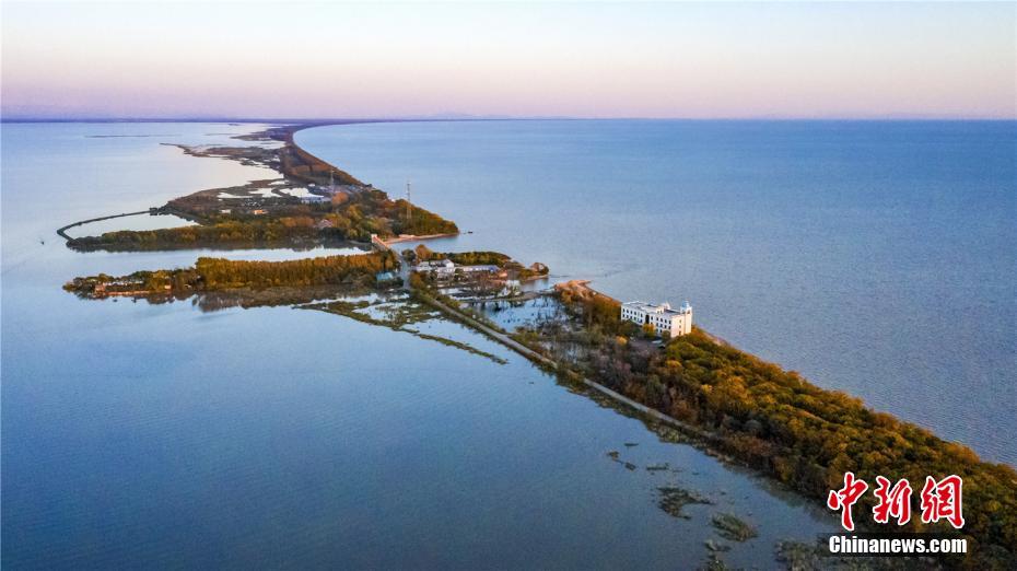 中俄边境层林浸染兴凯湖畔秋寒景暖