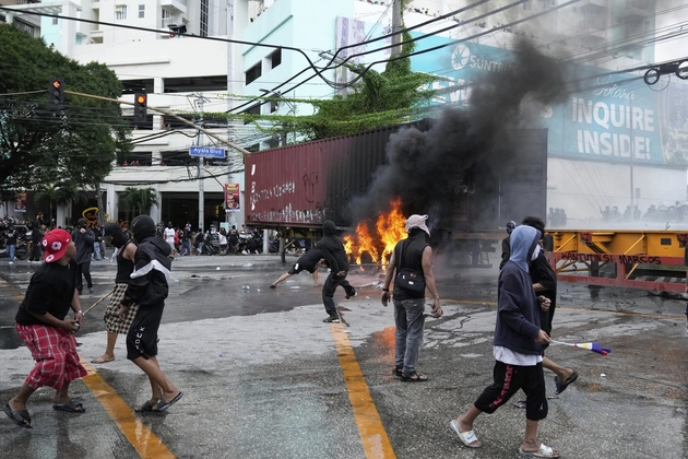 9月21日，菲律宾全国爆发反腐抗议活动，在马尼拉抗议者向警察投掷石块。图自外媒