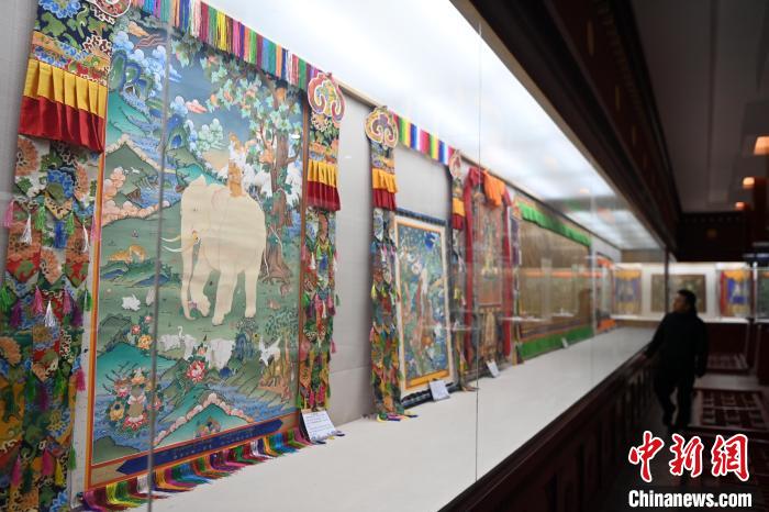精品唐卡展厅展示甘南藏族唐卡国家级代表性传承人交巴加布，及其父亲的唐卡作品，常吸引游人“打卡”。(资料图)中新社记者 九美旦增 摄
