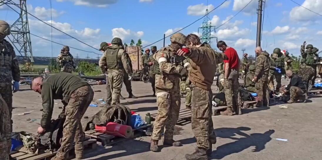 俄军对撤出的人员进行检查，图源：塔斯社视频截图