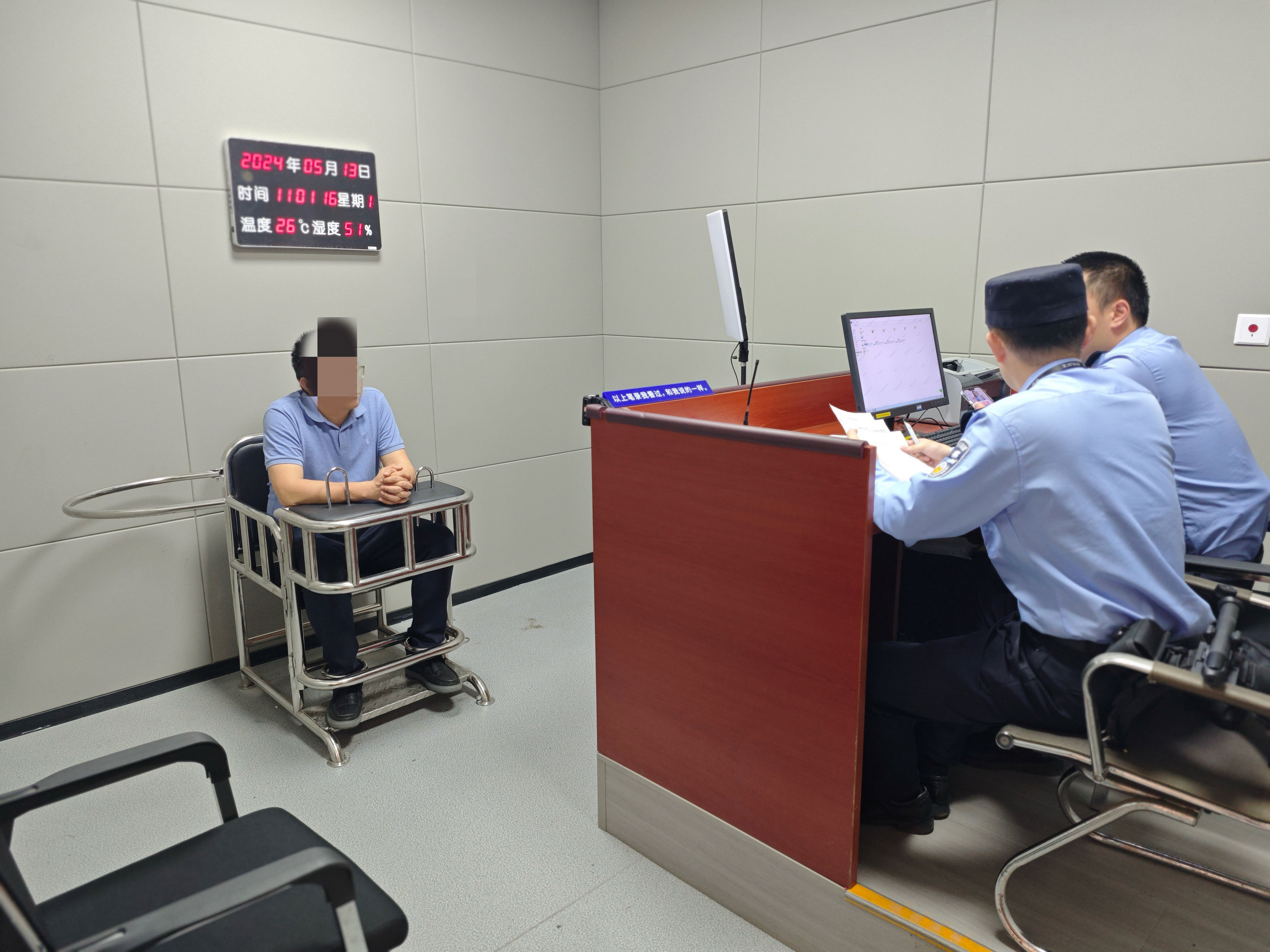 男子坐高铁在座位上偷偷吸了几口电子烟,被罚500元
