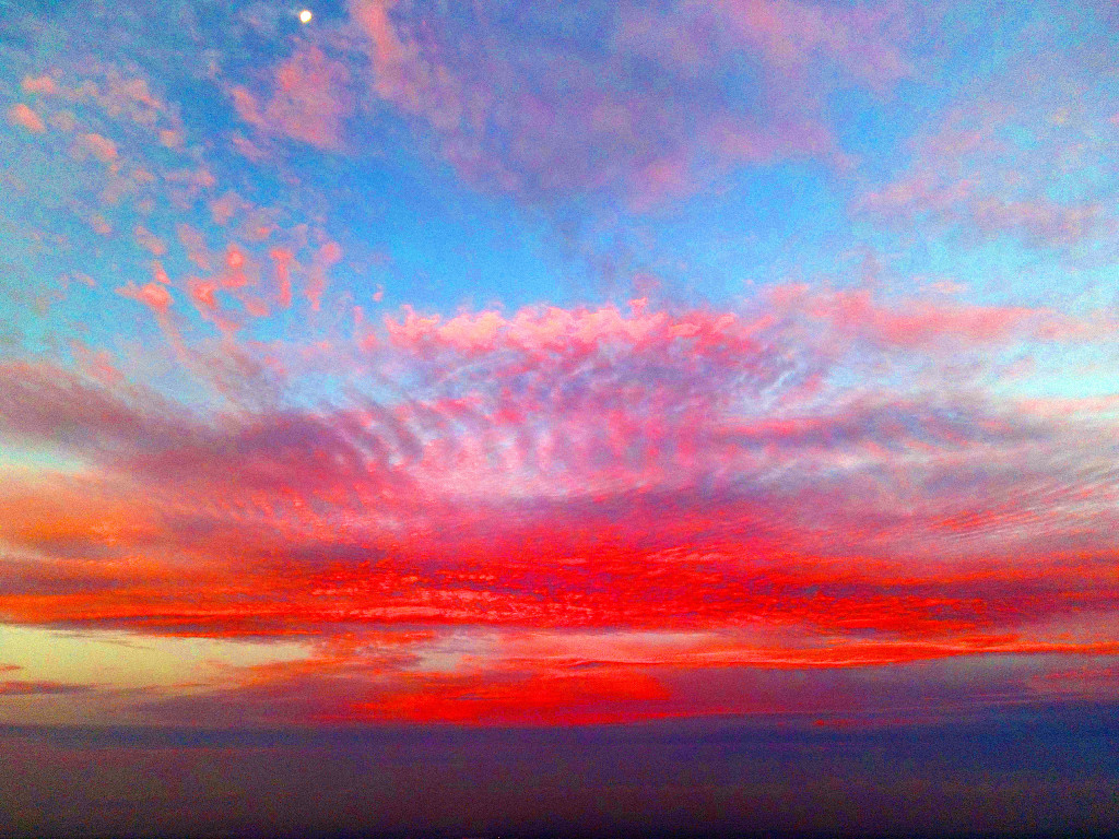 山东荣成日出时分天空出现迷人火烧云