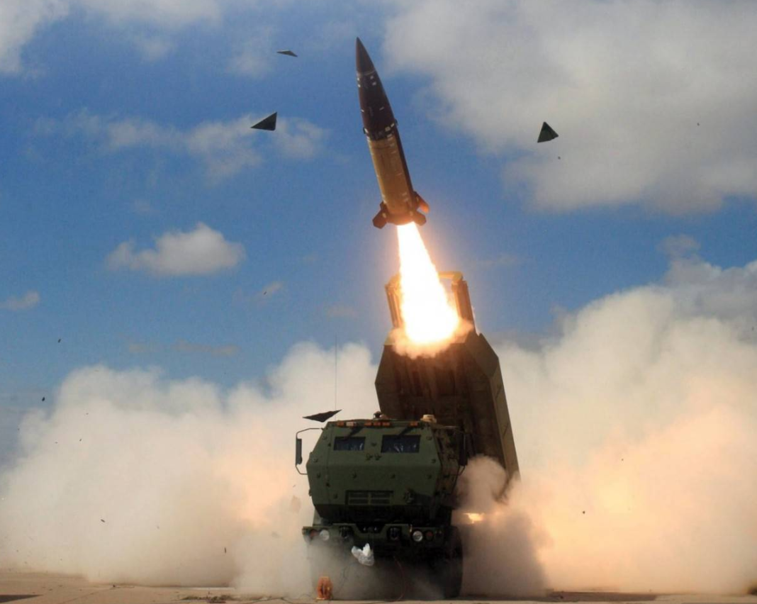 “海马斯”火箭炮发射“陆军战术导弹”。