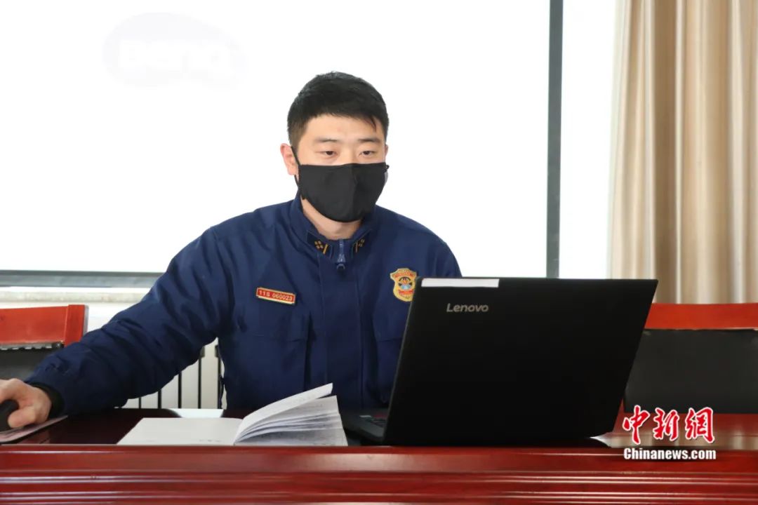 "刘超的战友刘传龙告诉记者,刘超这样回答:"我从新疆调到大庆,因为