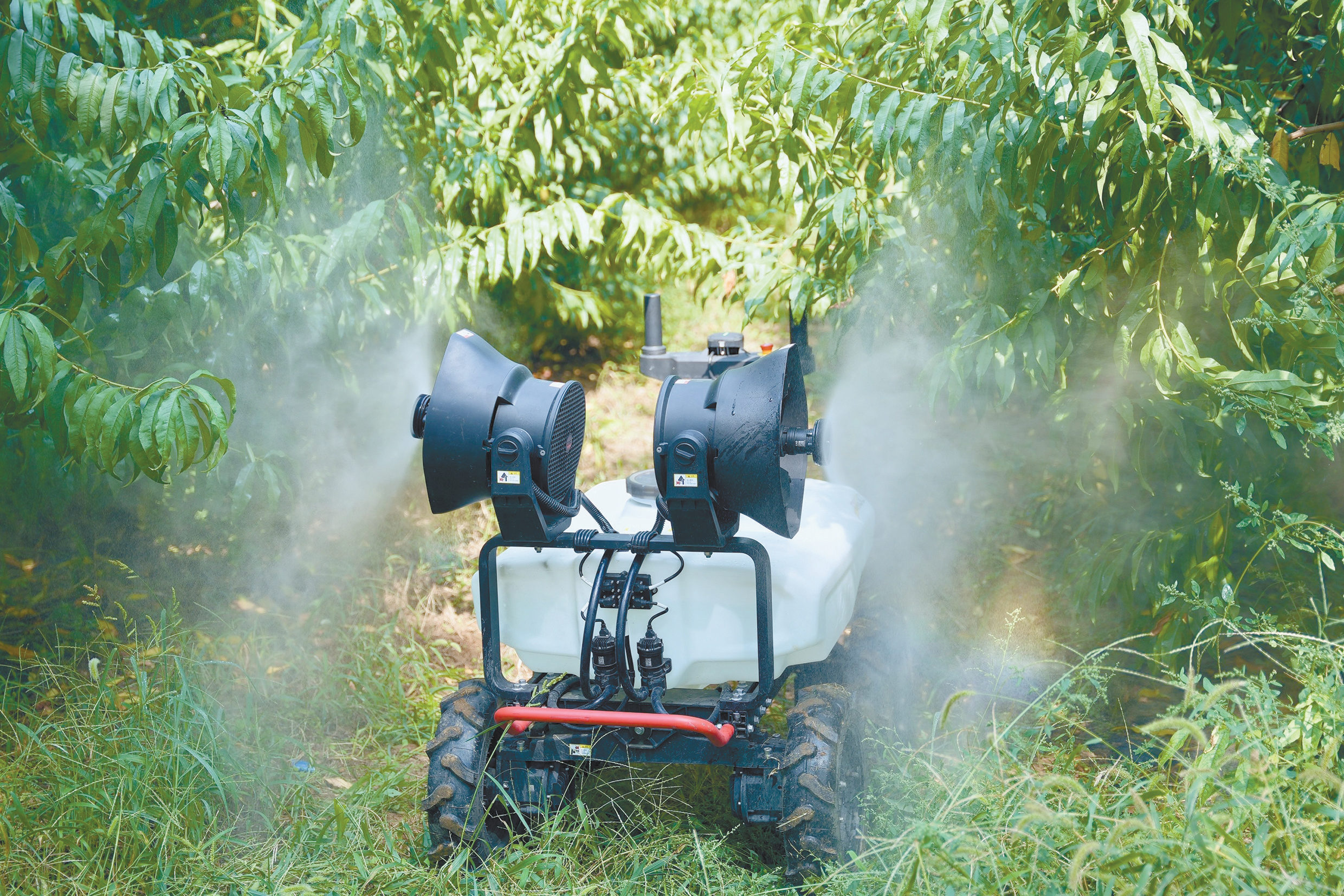 9月9日，极飞无人车在北京平谷峪口镇果园喷洒农药。（受访企业供图）