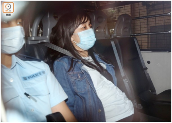涉案的香港入境处女职员(右)