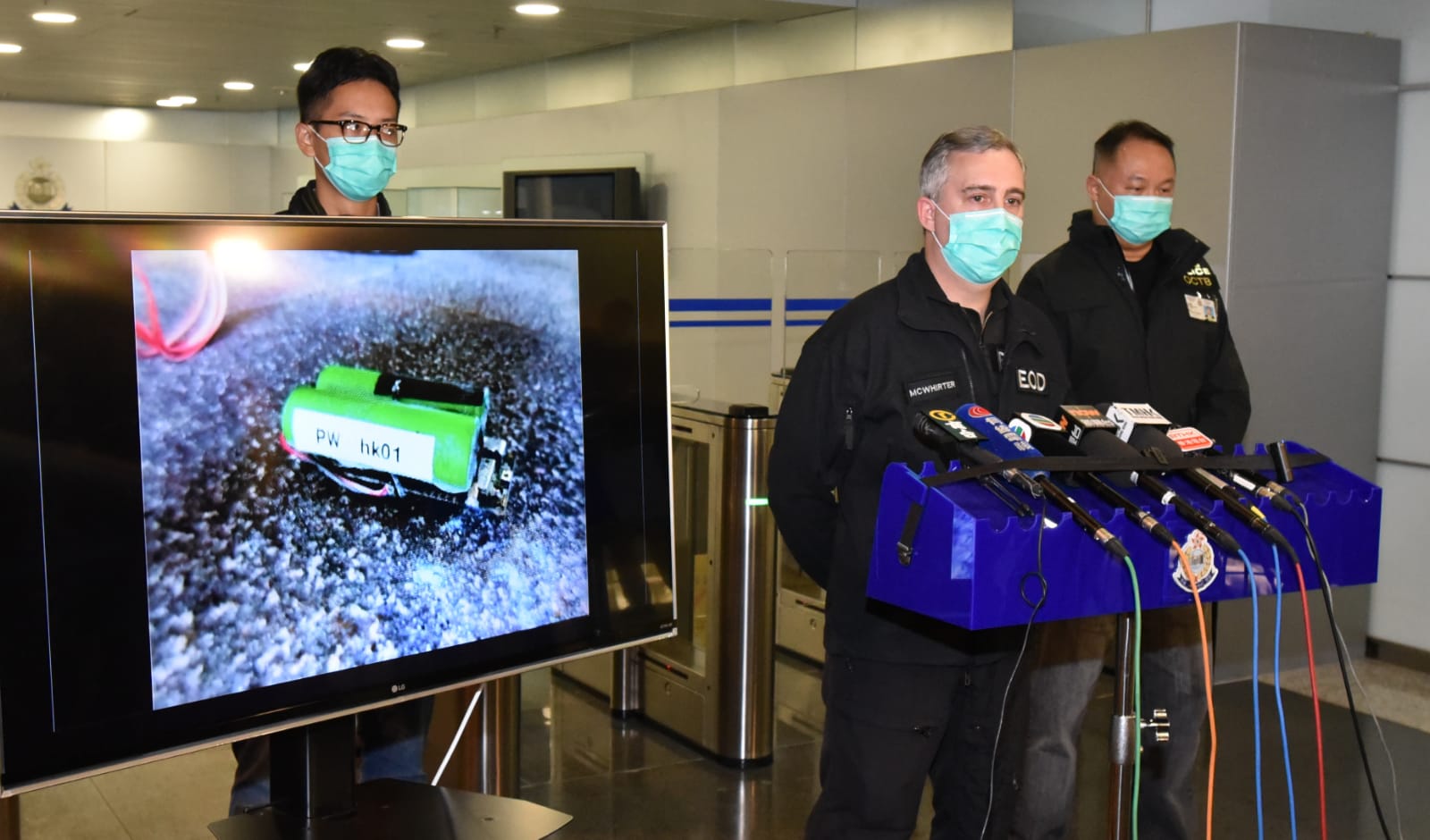 香港警方说明案情（图源：香港《头条日报》）