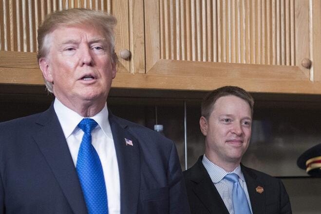 特朗普(左)与马特•波廷格(右)