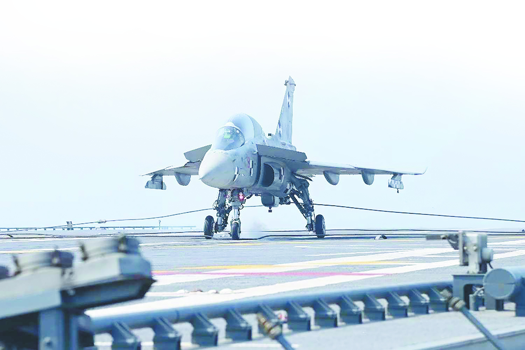 “光辉”战机舰载版在印度国产航母上降落的画面  （图源：印度海军）