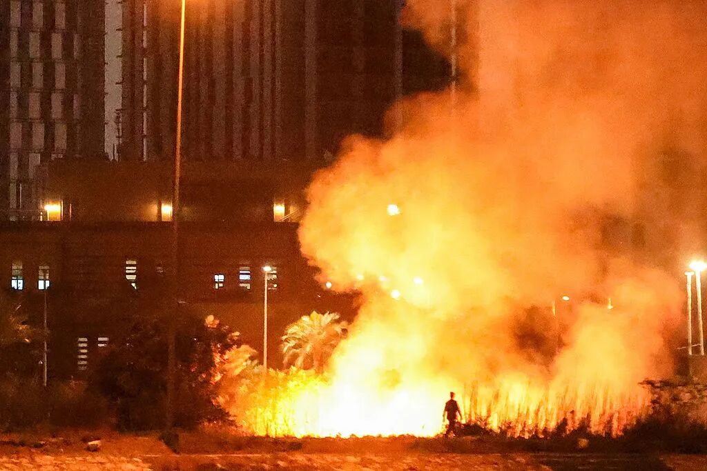 当地时间3月17日，美国驻伊拉克大使馆外起火。 图源：美国全国广播公司