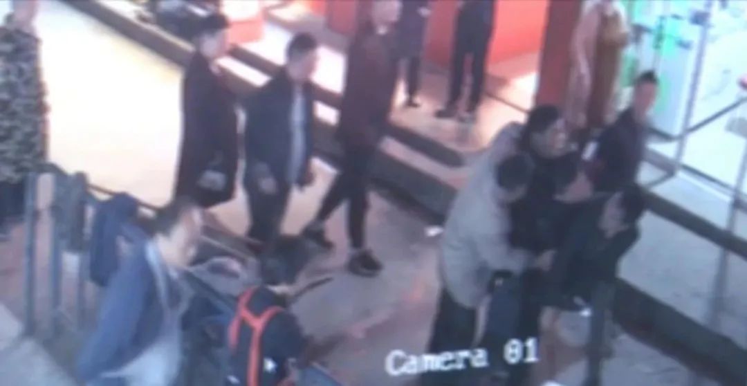 男子持刀当街追砍他人,三个身影闪了出来!