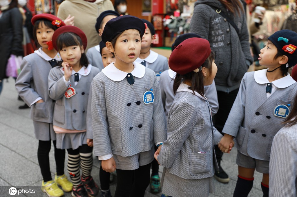 日本街头，浅草寺，东京小学生