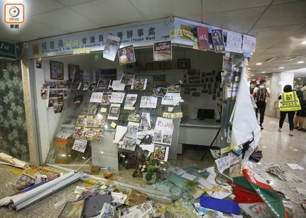 何君尧位于荃丰中心的办事处，去年7月遭人破坏。图源：香港“东网”