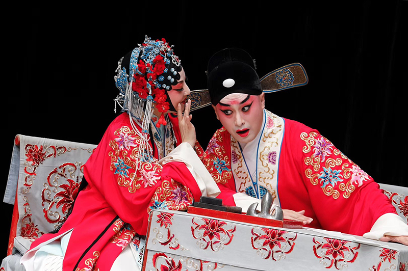 昆曲《贩马记·写状》结局圆满，也是春节的常演剧目。（受访者供图）