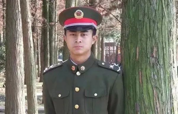 在村里传为佳话先后走进军营桂河标,桂华标桂发标,桂兵标他的4个堂兄