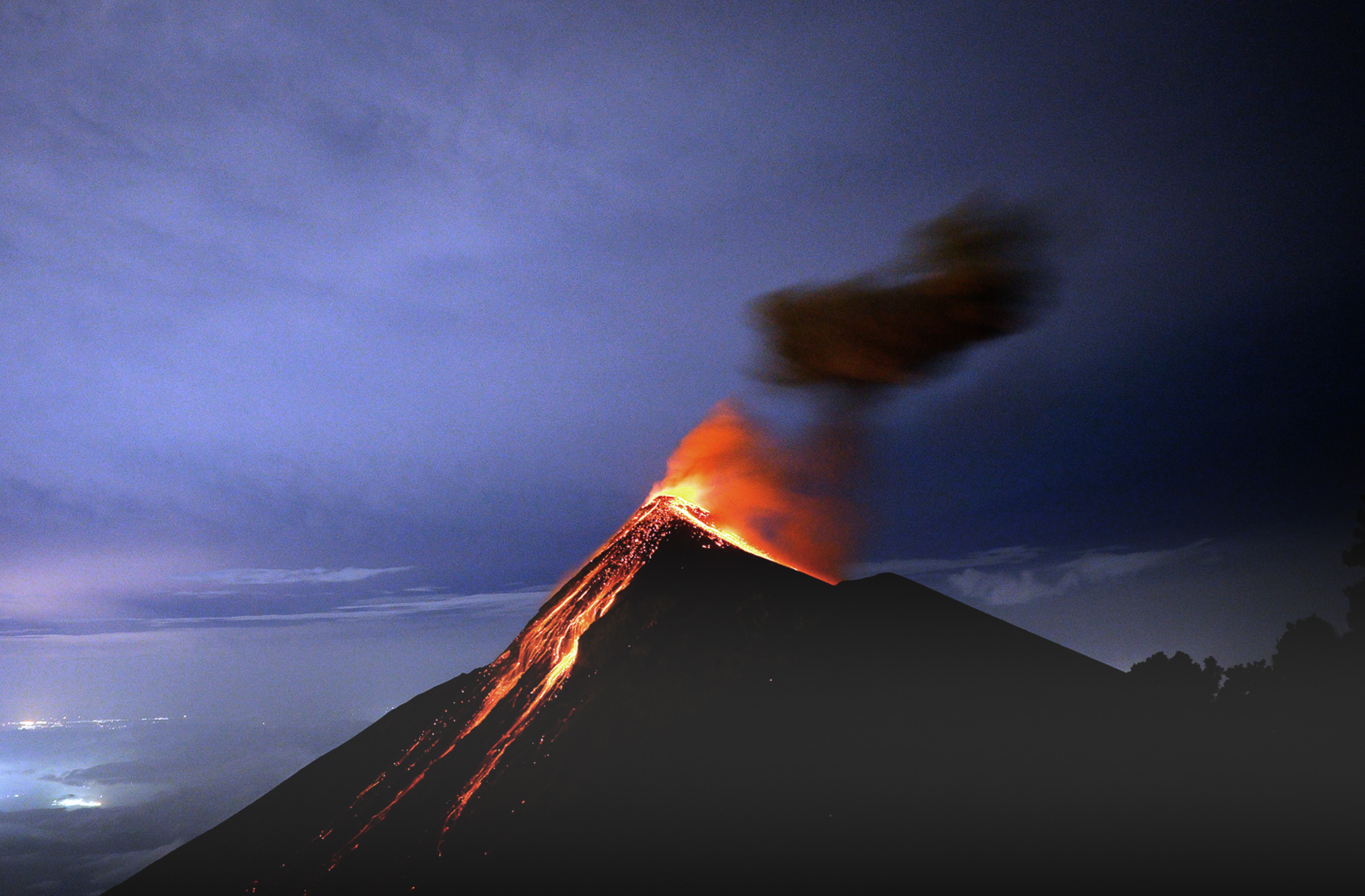 震撼!摄影师近距离拍摄富埃戈火山喷发瞬间