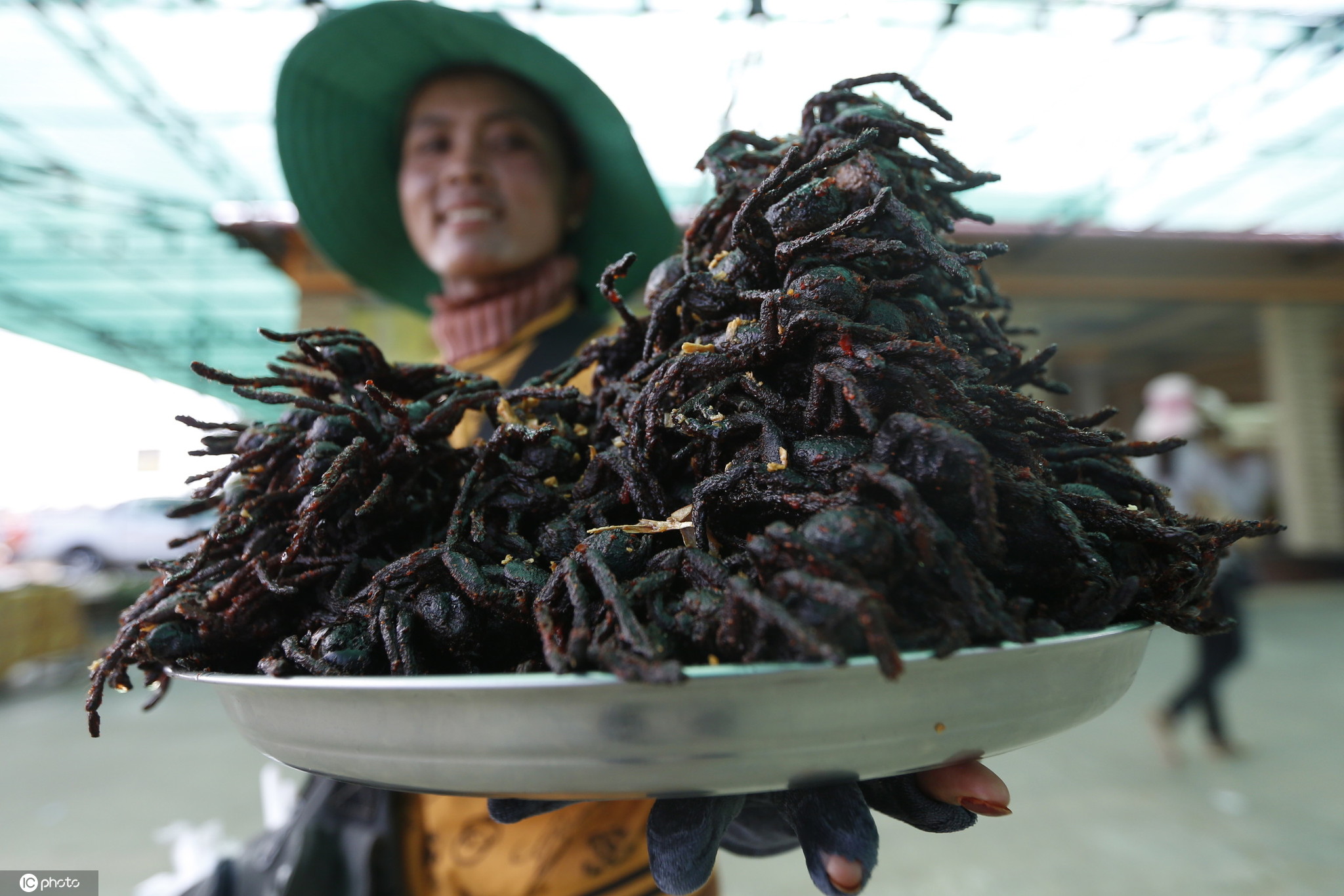 舌尖上的重口味 柬埔寨风靡油炸蜘蛛你敢吃吗？