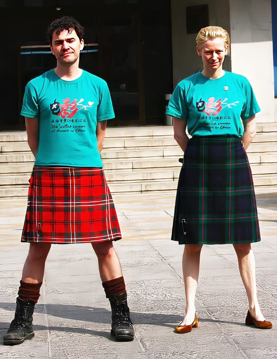 “苏格兰梦幻电影之旅”活动中,马克·卡曾斯与蒂尔达·斯文顿身着特色方格裙亮相。受访者供图