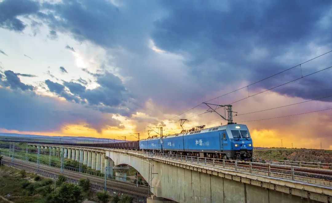 9月8日,一列运煤列车飞驰在张唐铁路上. 唐哲摄(中经视觉)