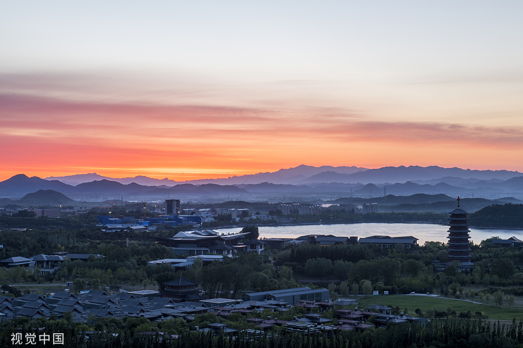 北京雁栖湖晨曦景色壮美如画